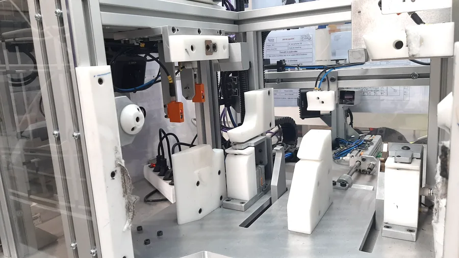 Glove-box assembly, tightening & vision inspection