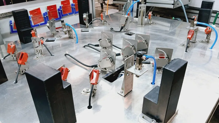 XJI door-panels assembly & inspection line (6 workstations)